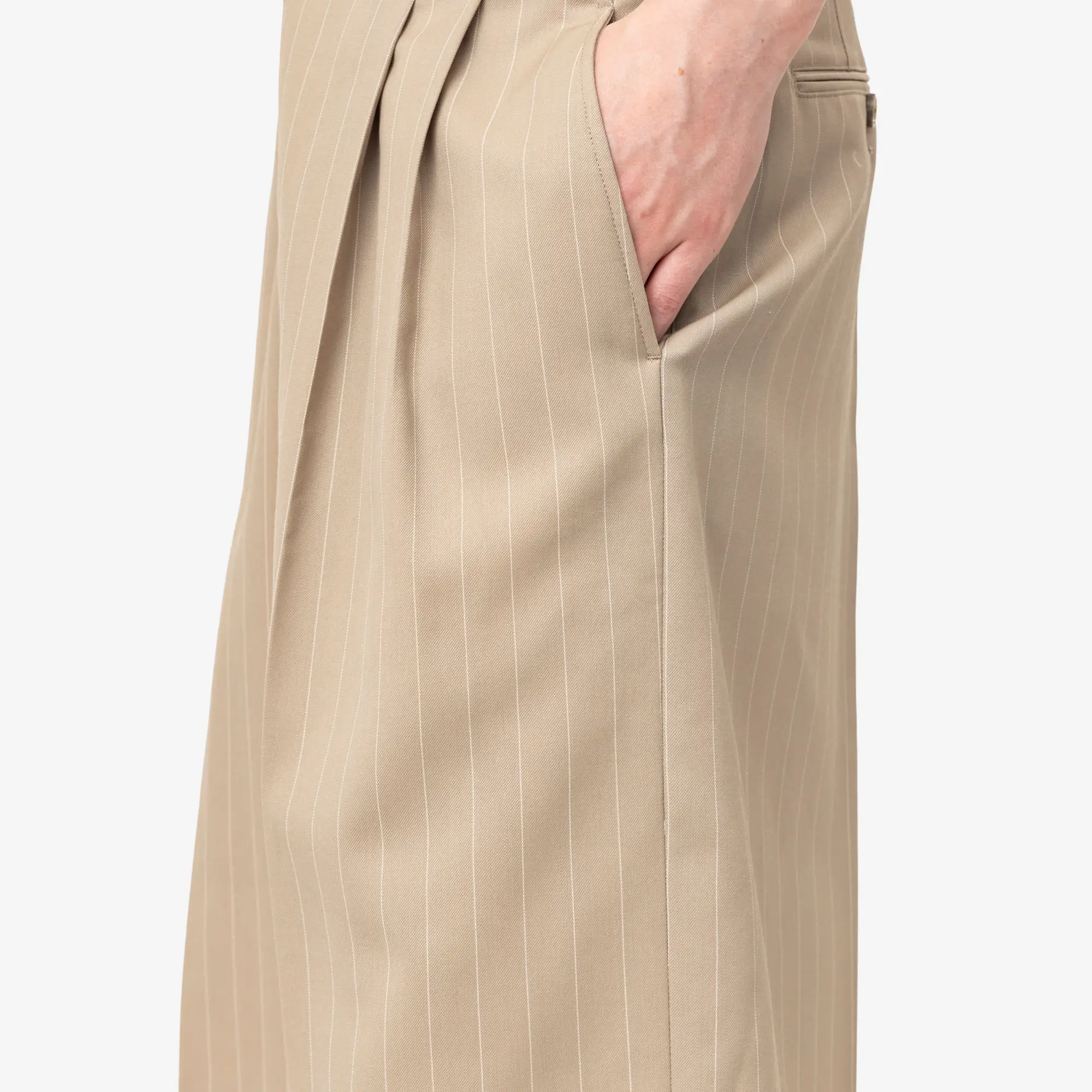 Pleated Low Waist Wide Bermuda Shorts - Image 5